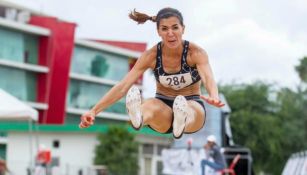 Yvonne Treviño realizando un salto en el Nacional de Atletismo