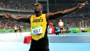 Bolt festeja tras ganar la prueba