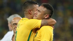 Neymar celebra con Rafael después de vencer a Alemania en la serie de tiros penales