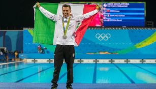 Germán Sánchez posa con la bander de México tras ganar medalla