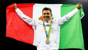 Germán Sánchez con su medalla olímpica y la bandera mexicana en Río 2016