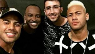 Neymar posa junto a varios amigos tras pintarse el cabello