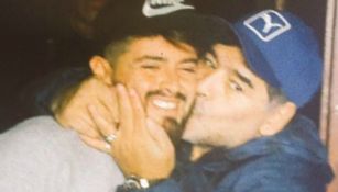 Maradona besa a su hijo frente a los fotógrafos