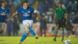 Christian Giménez dispara a portería en un duelo de Cruz Azul en la Copa MX