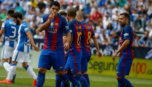 Luis Suárez festeja con sus compañeros una anotación del Barcelona