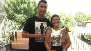 CR7 y su madre, con el trofeo al mejor jugador de Europa 
