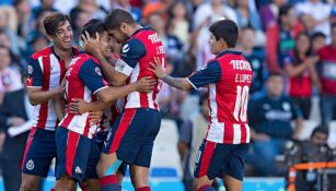 Los jugadores de Chivas festejan el gol de Jesús Sánchez contra Gallos
