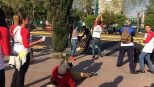 Manifestantes lanzando pañales sucios a la sede del PRI
