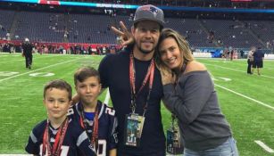 Mark Wahlberg se toma una foto con su familia en el Super Bowl LI