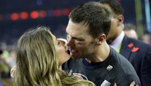 Tom Brady y Gisele se dan un beso para celebrar el triunfo de los Patriots