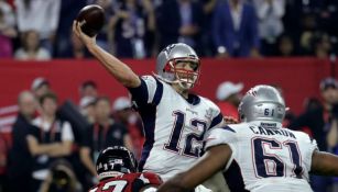 Tom Brady manda un pase en el Super Bowl LI