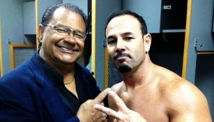 Chavo Guerrero Sr. posa junto a su hijo en una foto