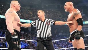 Lesnar y Goldberg son separados por el réferi