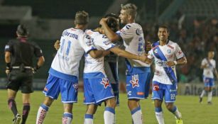 Jugadores de Puebla festejan el tercer gol