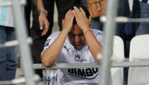 Seguidor de Rayados, triste durante un juego de su equipo