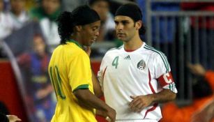 Ronaldinho y Rafa Márquez se saludan durante un encuentro con selecciones