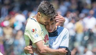 Diego Lainez y Oribe Peralta tras el partido contra Pumas