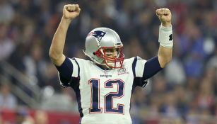 Tom Brady celebra una anotación de los Patriots en el SB LI