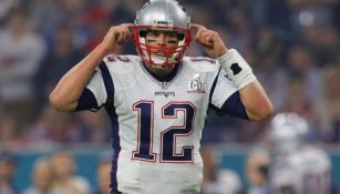 Brady hace una seña durante el Super Bowl LI