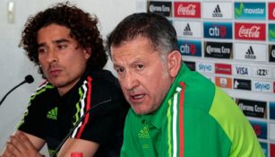 Osorio, junto a Ochoa, en la conferencia del Tri
