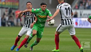 Fabián disputa el esférico frente al Gladbach en Bundesliga 