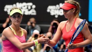 Bouchard y Sharapova se saludan tras un partido en el Aus Open