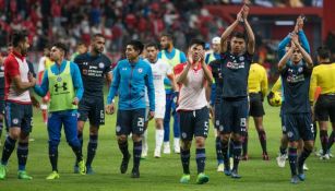 Los elementos de Cruz Azul salen del terreno de juego tras vencer a Toluca