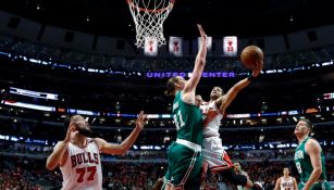 Michelle Carter-Williams intenta encestar el balón en el sexto juego de la serie entre Bulls y Celtics