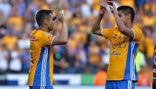 Juninho celebra un gol con Hugo Ayala
