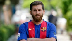 Reza Parastesh, el doble de Lionel Messi, con una playera del Barcelona