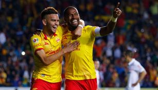 Gabriel Achilier festeja un gol de Monarcas contra Toluca