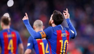Messi celebra con las manos aputando al aire tras persignarse