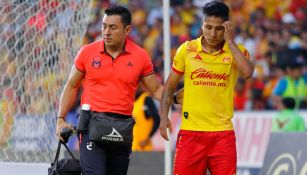 Raúl Ruidíaz sale preocupado del terreno de juego tras lesión