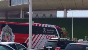 Autobús del Rebaño Sagrado llegando al Estadio Chivas