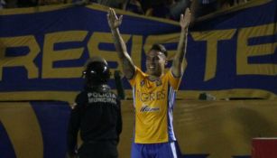 Eduardo Vargas levanta los brazos para festejar un tanto con Tigres