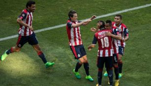 Jugadores de Chivas celebran con Calderón