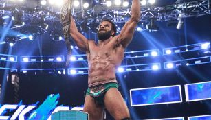 Jinder Mahal festeja con el campeonato de la WWE
