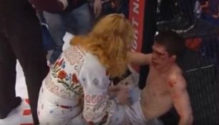 Anna Azovskaya regaña a su hijo, Viktor Kichigin, tras ser noqueado