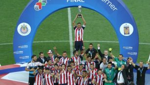 Chivas levanta el trofeo tras vencer a Tigres