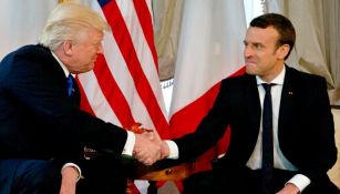 Trump y Macron se dan la mano durante un evento 