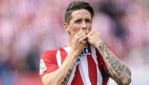 Niño Torres besa el escudo del Atlético de Madrid