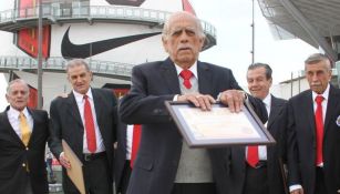 Guillermo Sepúlveda recibiendo un reconocimiento en el Salón de la Fama del Futbol