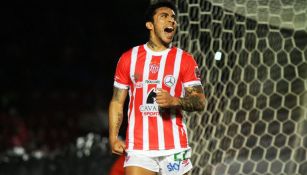 Edson Puch celebra un gol con Necaxa
