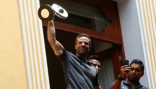 Rafael Puente Jr. sostiene el trofeo de Campeón de Ascenso en los festejos del equipo