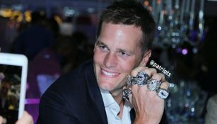 Tom Brady presume sus cinco anillos de campeón de la NFL