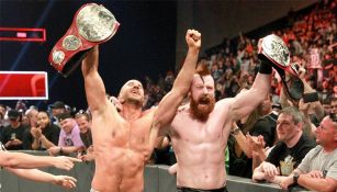 Sheamus y Cesaro festejan tras ganar los títulos