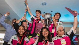Los integrantes de la escudería Alebrije celebran su triunfo en el The Formula 1 Technology Challenge