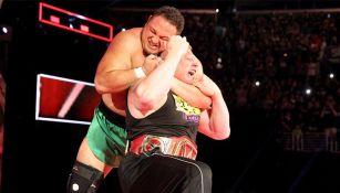 Samoa Joe atrapa con la dormilona a Brock Lesnar