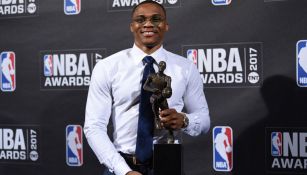 Russell Westbrook presume el trofeo de MVP de la NBA