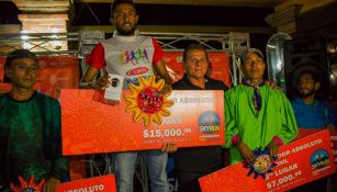 Israel Morales, sosteniendo su premio de primer lugar tras conquistar Sky Run Taxco 2017